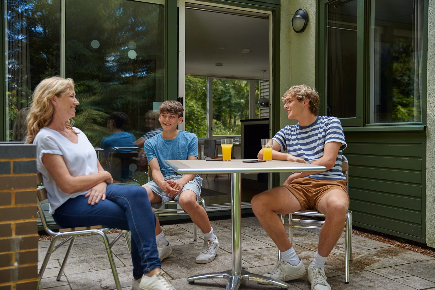 Summer 20210715 Lodge Patio Teenagers Single Parent Longleat Forest LF 0005-1-centerparcs